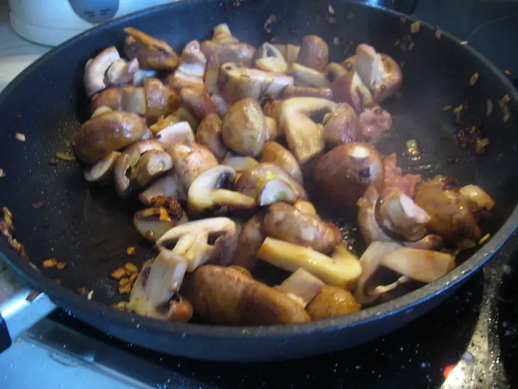 Скумбрия с шампиньонами в вине: шаг 3