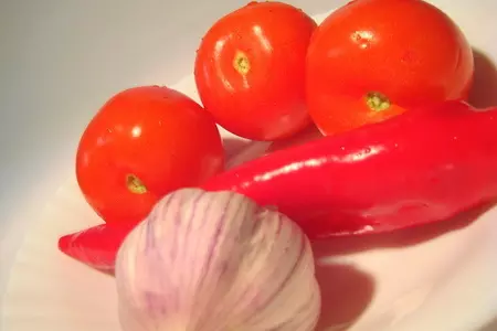 Баранина в медовом маринаде с томатами и перцем.: шаг 2