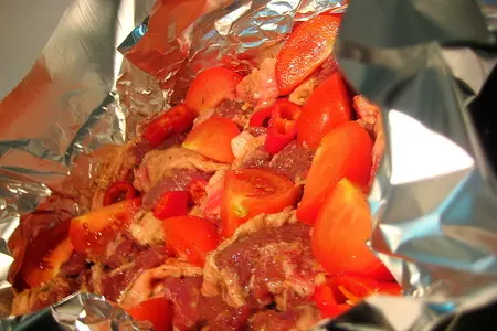 Баранина в медовом маринаде с томатами и перцем.: шаг 3