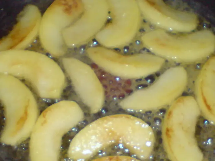 Блинные кулёчки с творогом,мёдом и карамелизироваными яблоками(день первый....): шаг 3