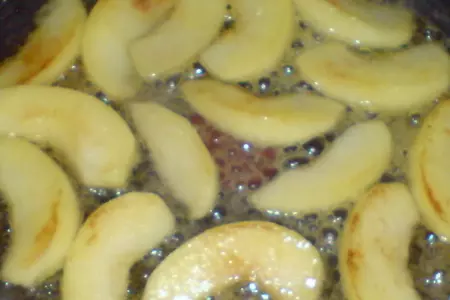 Блинные кулёчки с творогом,мёдом и карамелизироваными яблоками(день первый....): шаг 3