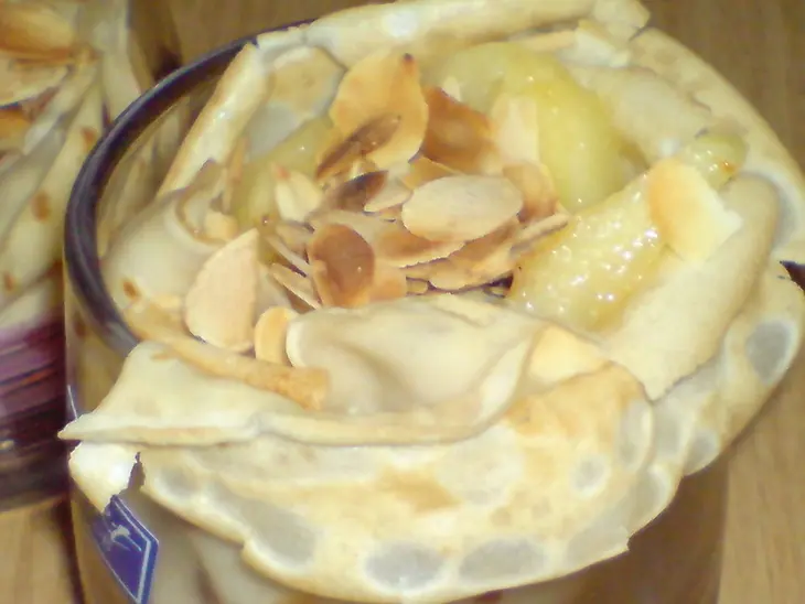 Блинные кулёчки с творогом,мёдом и карамелизироваными яблоками(день первый....): шаг 9
