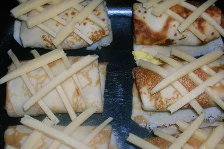 Блинчики в сырную клеточку, фаршированные курятиной: шаг 8