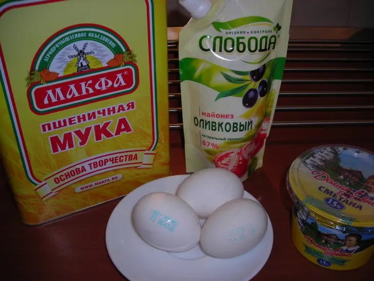 Заливной пирог с сайрой,рисом и жаренным луком: шаг 1