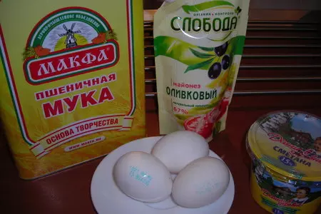 Заливной пирог с сайрой,рисом и жаренным луком: шаг 1