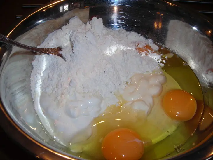 Заливной пирог с сайрой,рисом и жаренным луком: шаг 2