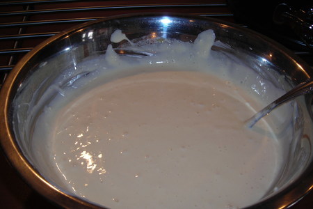Заливной пирог с сайрой,рисом и жаренным луком: шаг 3