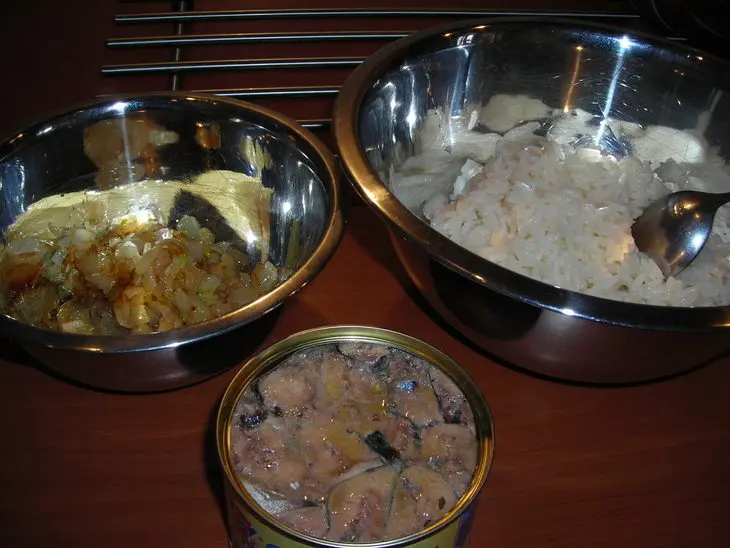 Заливной пирог с сайрой,рисом и жаренным луком: шаг 4