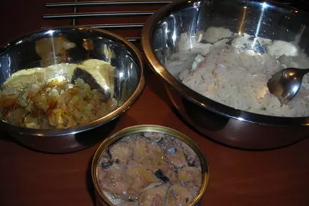 Заливной пирог с сайрой,рисом и жаренным луком: шаг 4