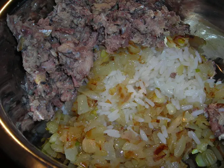 Заливной пирог с сайрой,рисом и жаренным луком: шаг 5