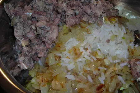 Заливной пирог с сайрой,рисом и жаренным луком: шаг 5