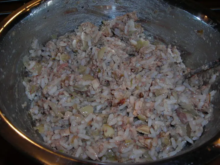 Заливной пирог с сайрой,рисом и жаренным луком: шаг 6