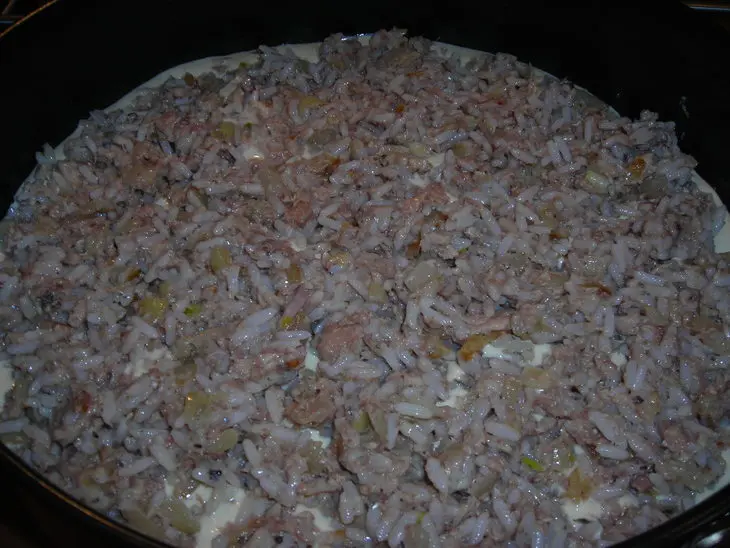 Заливной пирог с сайрой,рисом и жаренным луком: шаг 7