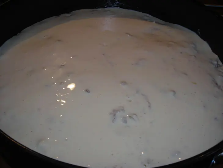 Заливной пирог с сайрой,рисом и жаренным луком: шаг 8