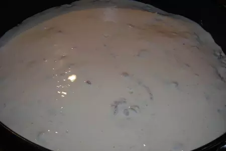 Заливной пирог с сайрой,рисом и жаренным луком: шаг 8