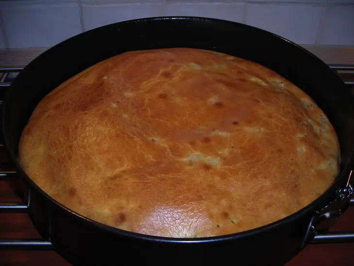 Заливной пирог с сайрой,рисом и жаренным луком: шаг 9
