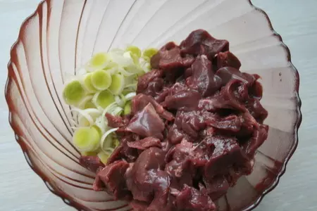 Оладьи из куриной печени и лука-порей на гречневой подушке: шаг 1