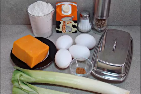 Сочный песочный киш с луком-пореем и сыром.: шаг 1