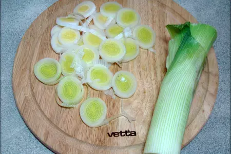 Сочный песочный киш с луком-пореем и сыром.: шаг 4
