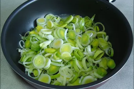 Сочный песочный киш с луком-пореем и сыром.: шаг 5