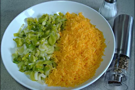 Сочный песочный киш с луком-пореем и сыром.: шаг 6
