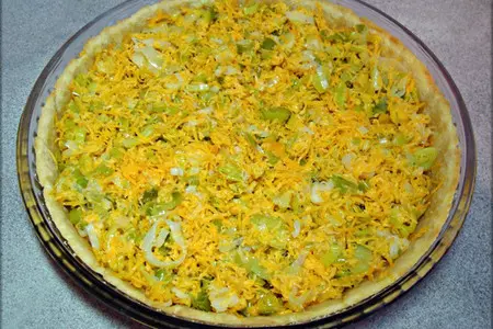 Сочный песочный киш с луком-пореем и сыром.: шаг 14