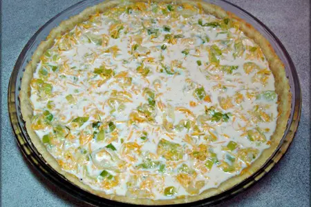Сочный песочный киш с луком-пореем и сыром.: шаг 15