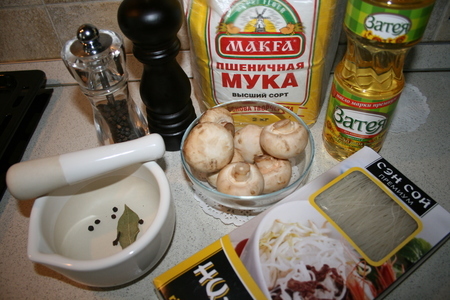 Салат фризе с грибами и рисовой лапшой: шаг 1