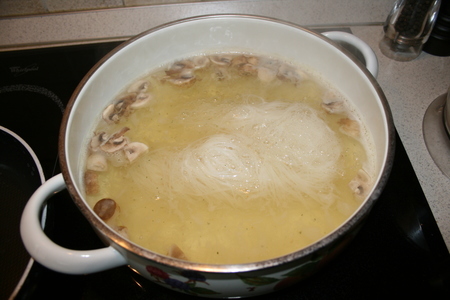 Салат фризе с грибами и рисовой лапшой: шаг 4