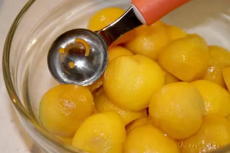Салат-коктейль с креветками, фруктами и сельдереем: шаг 2