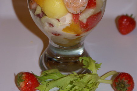 Салат-коктейль с креветками, фруктами и сельдереем: шаг 5