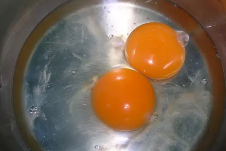 Рулеты-омлеты с творожным сыром и листовым салатом: шаг 1