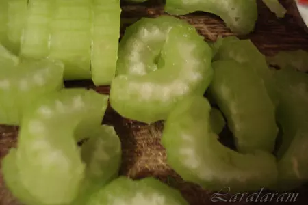 Зелёный салат*белый соус*лиловые цветы: шаг 6