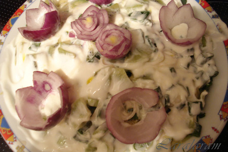 Зелёный салат*белый соус*лиловые цветы: шаг 10