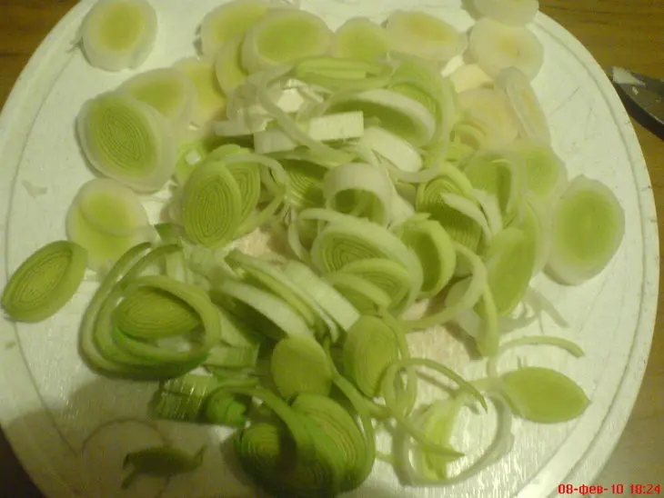 Сочный песочный киш с луком-пореем и сыром.: шаг 2