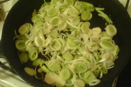 Сочный песочный киш с луком-пореем и сыром.: шаг 3