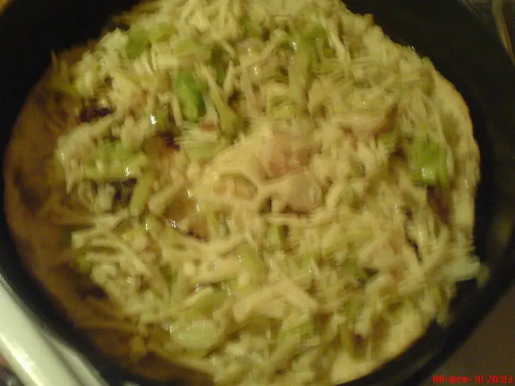 Сочный песочный киш с луком-пореем и сыром.: шаг 5