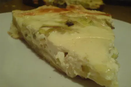 Сочный песочный киш с луком-пореем и сыром.: шаг 9