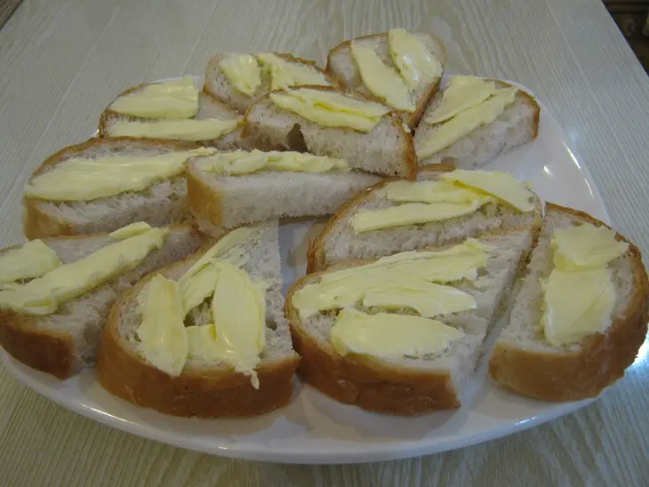 Осетрина  жареная (с гренками и соусом): шаг 2