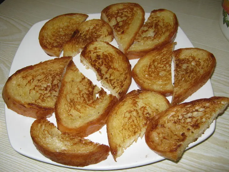 Осетрина  жареная (с гренками и соусом): шаг 3
