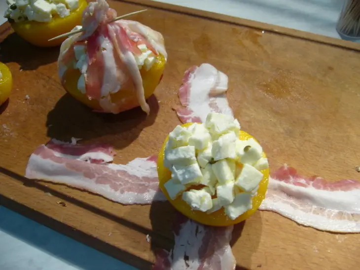 Персики с моцареллой в беконе: шаг 3