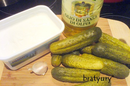 Салат из маринованных огурцов, мацони и грецких орехов с чесноком и оливковым маслом: шаг 1