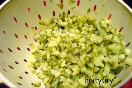 Салат из маринованных огурцов, мацони и грецких орехов с чесноком и оливковым маслом: шаг 2