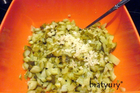 Салат из маринованных огурцов, мацони и грецких орехов с чесноком и оливковым маслом: шаг 4