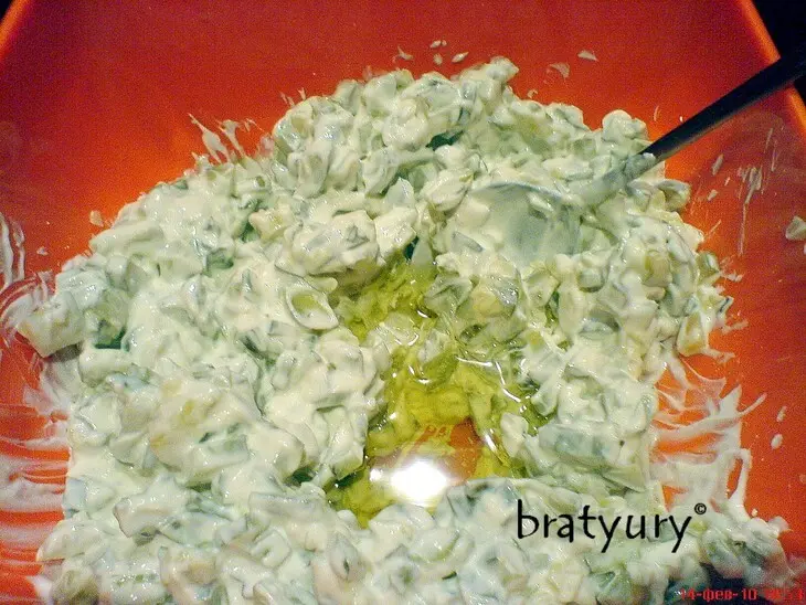 Салат из маринованных огурцов, мацони и грецких орехов с чесноком и оливковым маслом: шаг 6