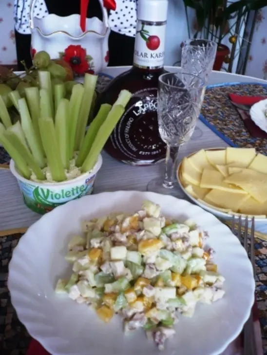 Салат с курицей, яблоком, сельдереем и грецкими орехами: шаг 1