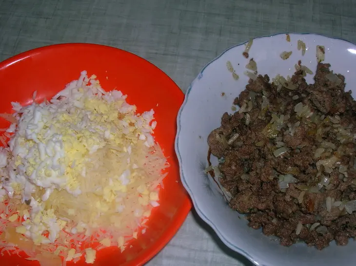 Брики с мясом и сыром: шаг 2