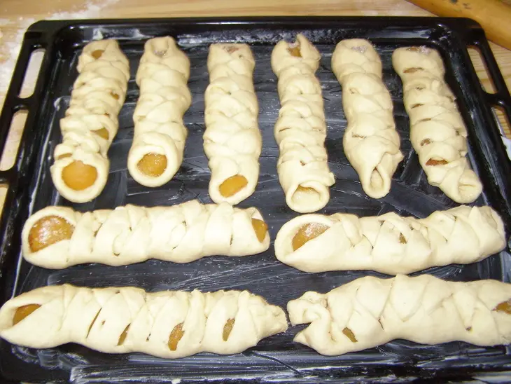 "булочки косички с курагой": шаг 6