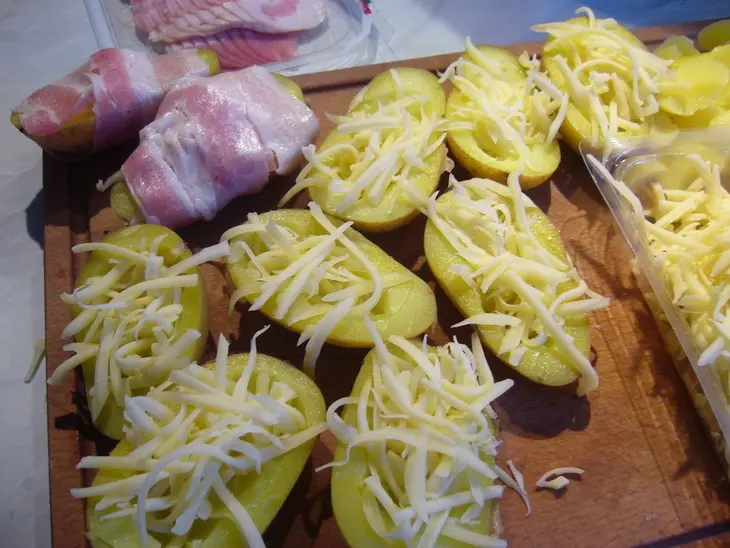 Картошка, запеченная с сыром и беконом  .: шаг 2
