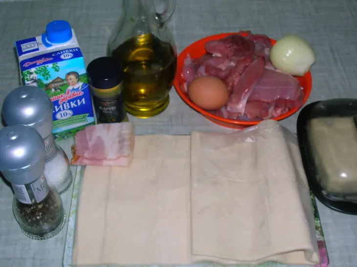 Слоеные пирожки с индейкой карри и беконом: шаг 1